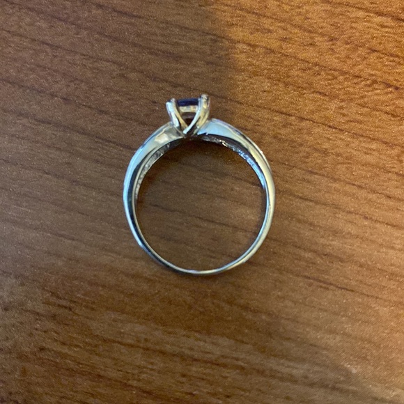 Stunning Tanzanite and diamond ring set in platinum and 14k gold prongs. - Picture 3 of 3